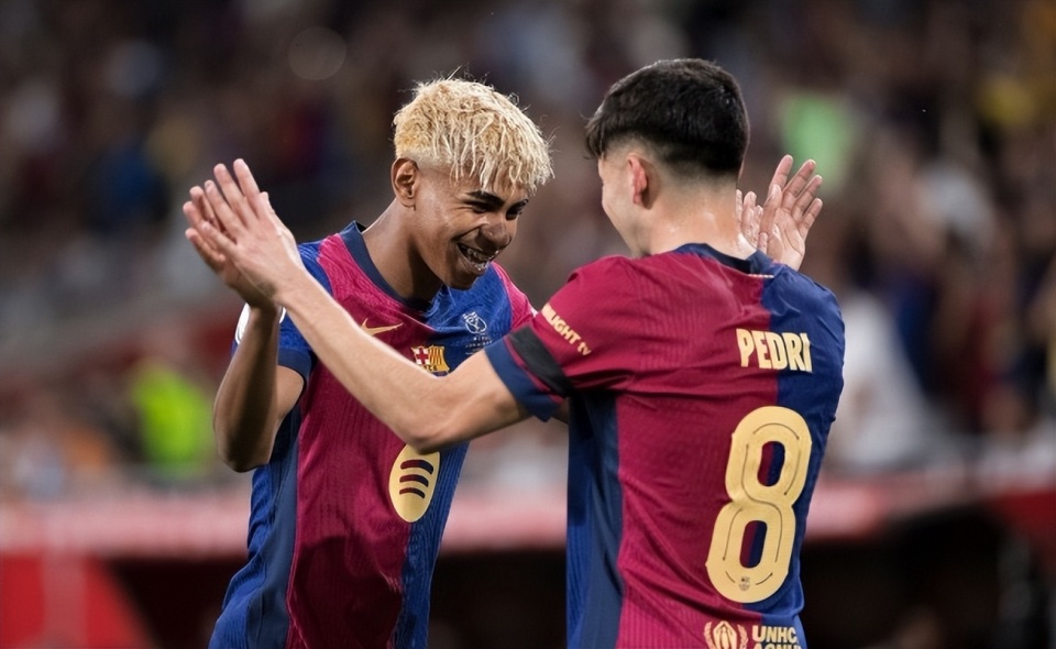 孙悦退役后与妻女定居美国，曾是NBA新星，早年受篮球启蒙，父母支持其篮球之路。