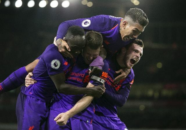 “罗马队友基情互动”，德罗西赛后新闻发布会被哲科亲吻